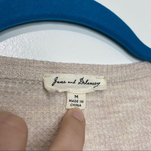 Jane & Delancey Cream Thermal Sharkbite Hem Blouse - Picture 3 of 9